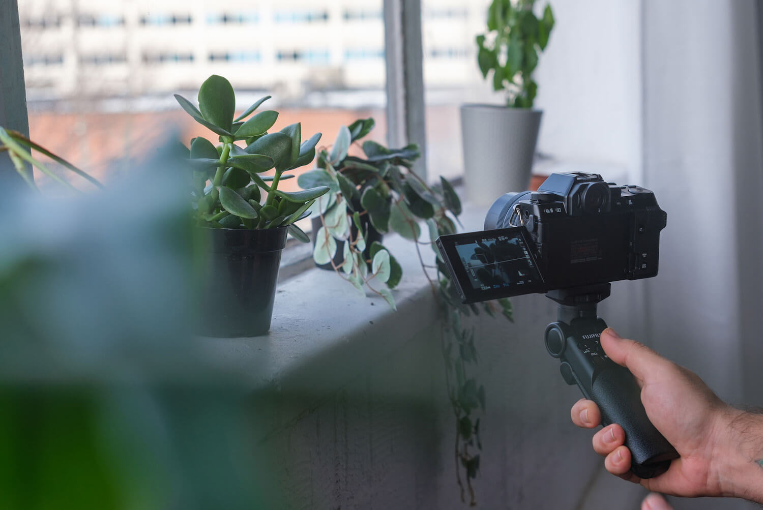 Fujifilm unveils $199 Bluetooth tripod grip for its X Series cameras:  Digital Photography Review