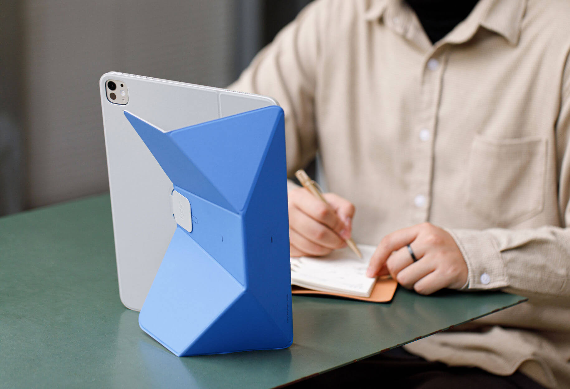 The MOFT Dynamic Folio Might Be The Coolest iPad Case
