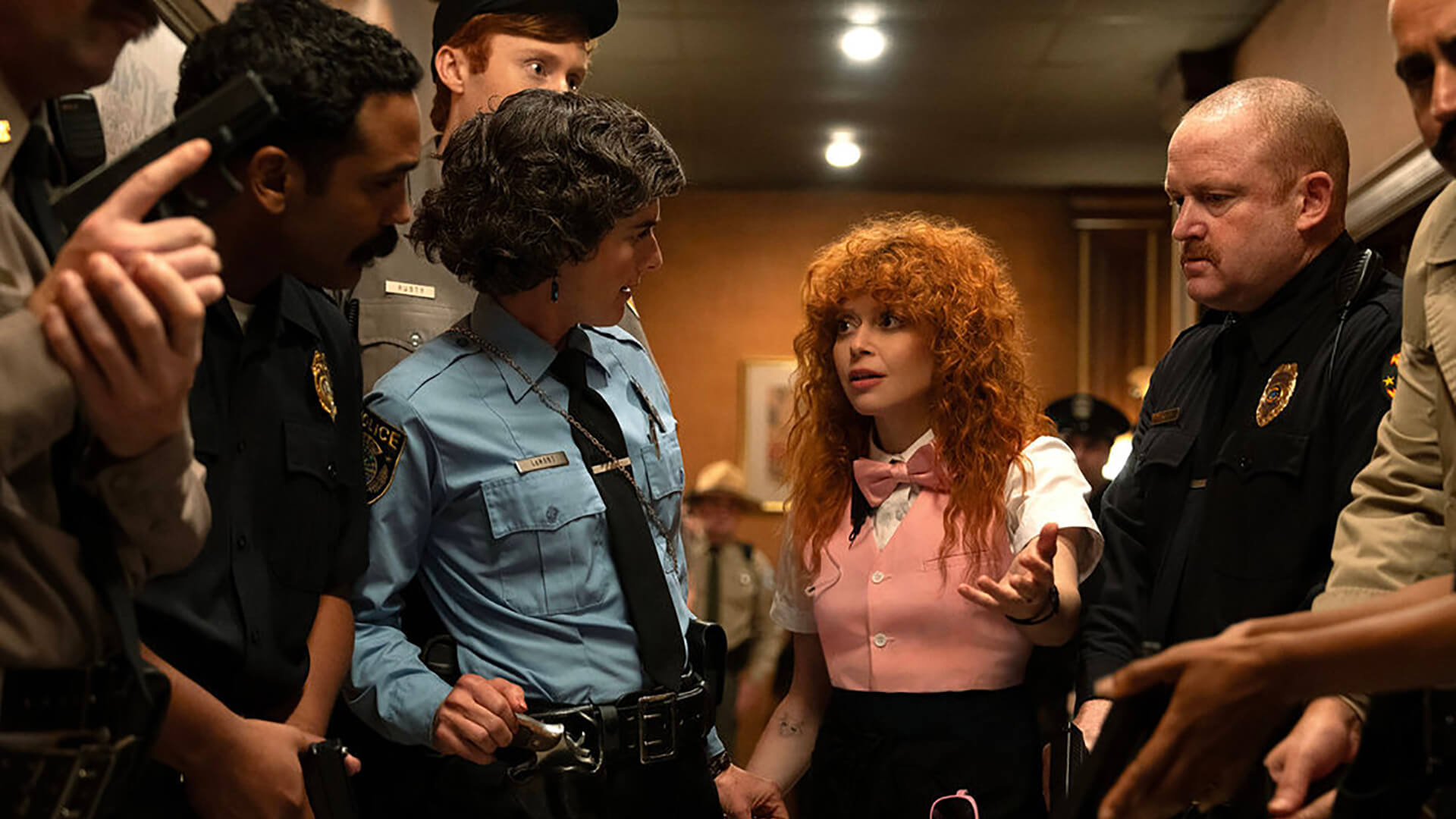 Charlie talking to police officers in Poker Face.