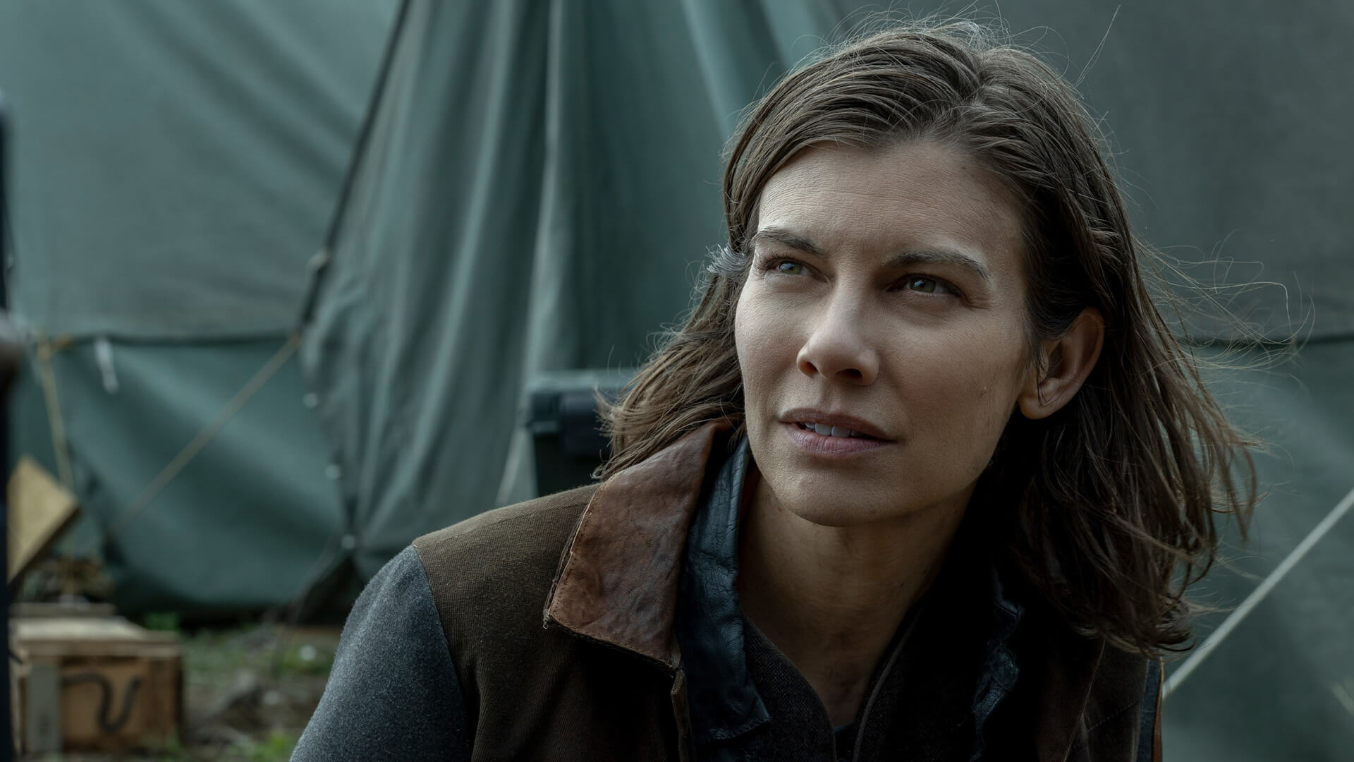 Maggie looking up beside a tent in The Walking Dead: Dead City.