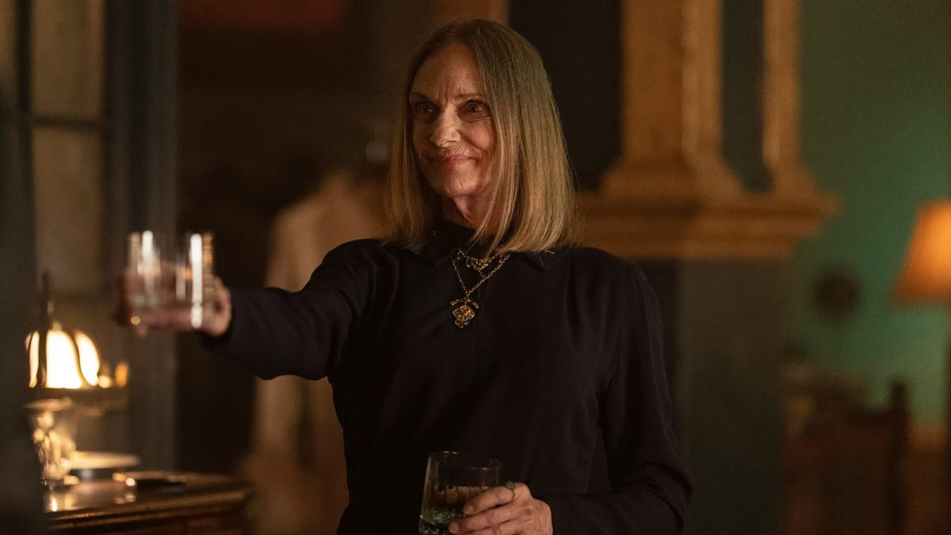 The Dama holds out a glass and smiles in The Walking Dead: Dead City.