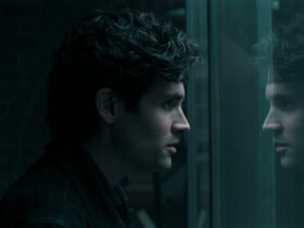 Joe looking at his reflection in You.