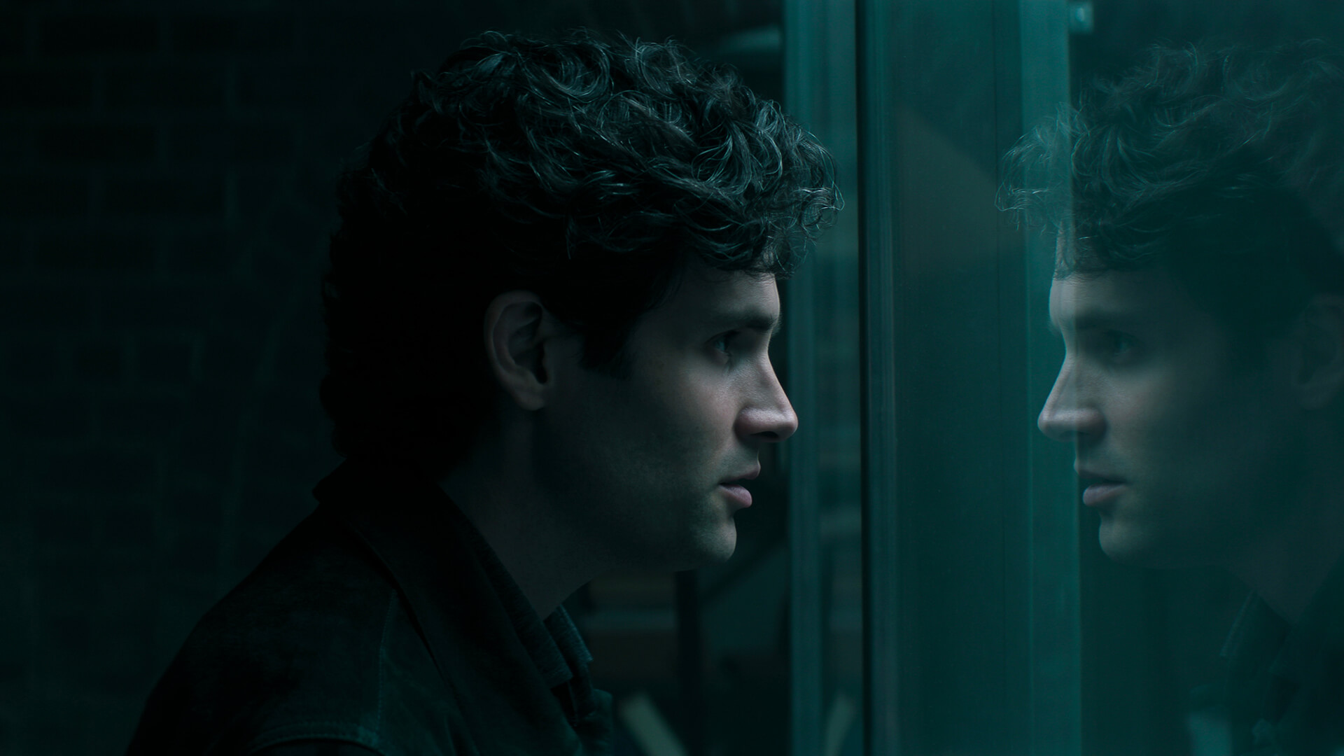 Joe looking at his reflection in You.