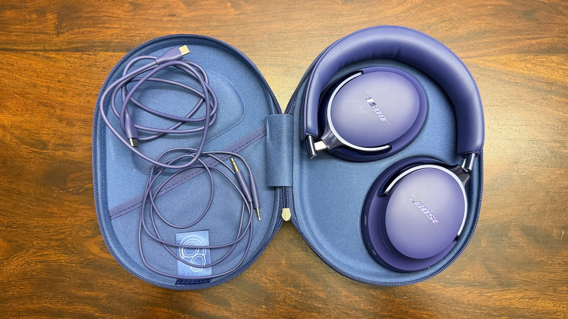 Bose QuietComfort Ultra 2 in case with cables