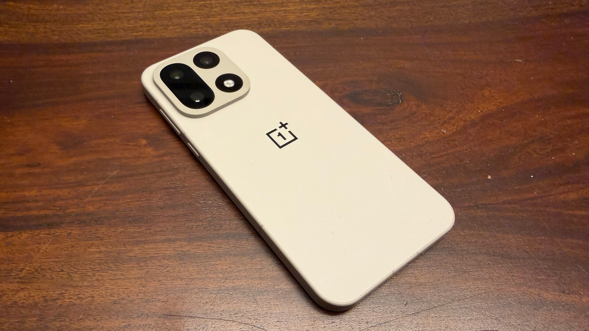 Parallel Processing 2.0 ensures system-wide smoothness during app switching, navigation, and multitasking. The interface features seamless motion animations that provide visual previews of transitions, creating a naturally responsive feel. The Dual App Control feature enables simultaneous operation of two applications on a single screen, enhancing productivity.