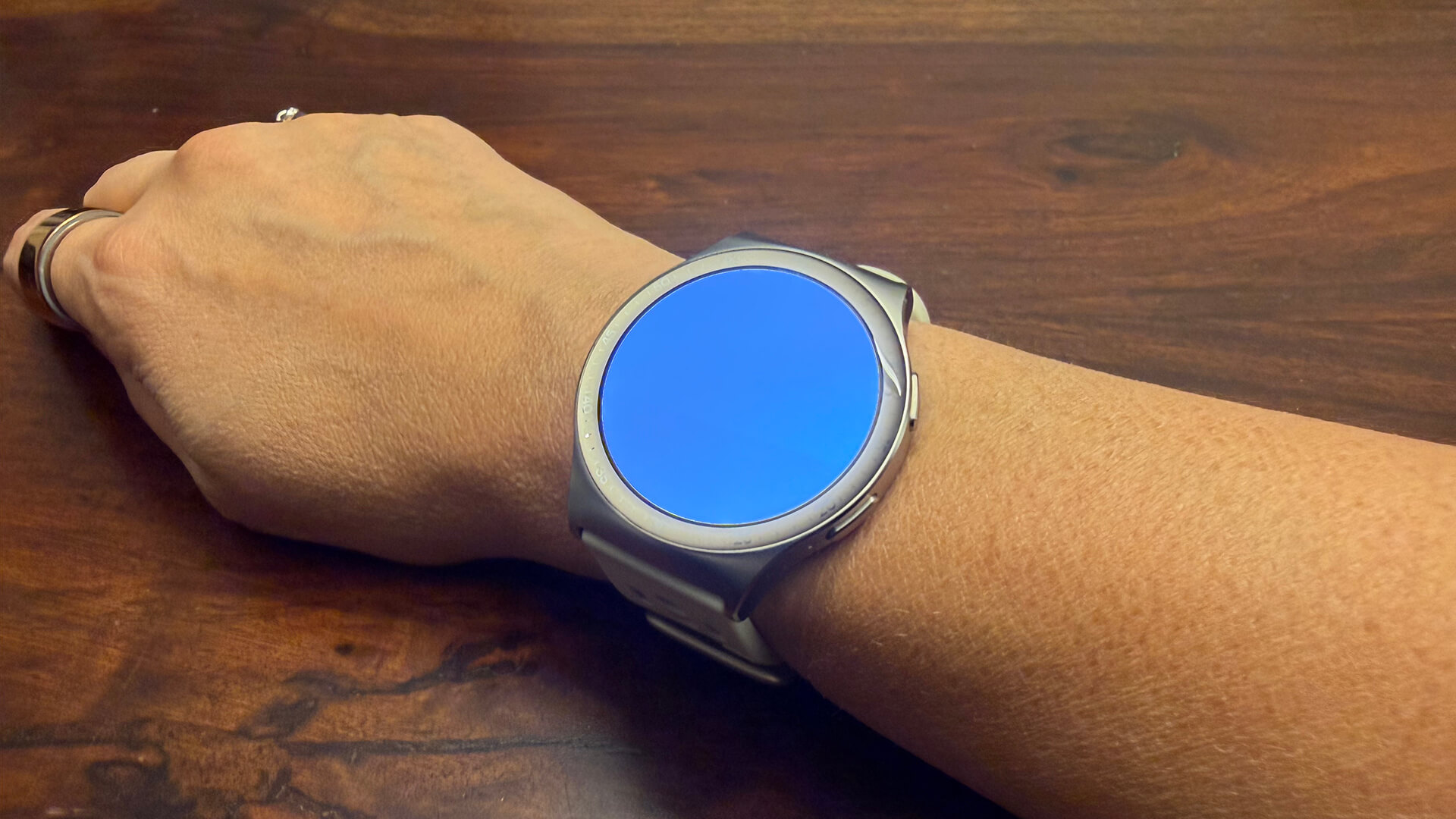 Reebok Pulse smartwatch flashlight