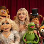 Sabrina Carpenter posing with the Muppets