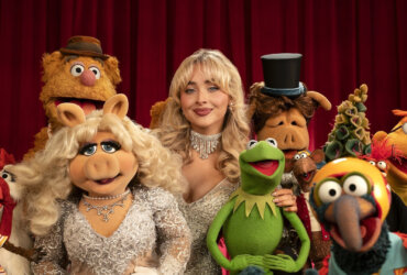 Sabrina Carpenter posing with the Muppets