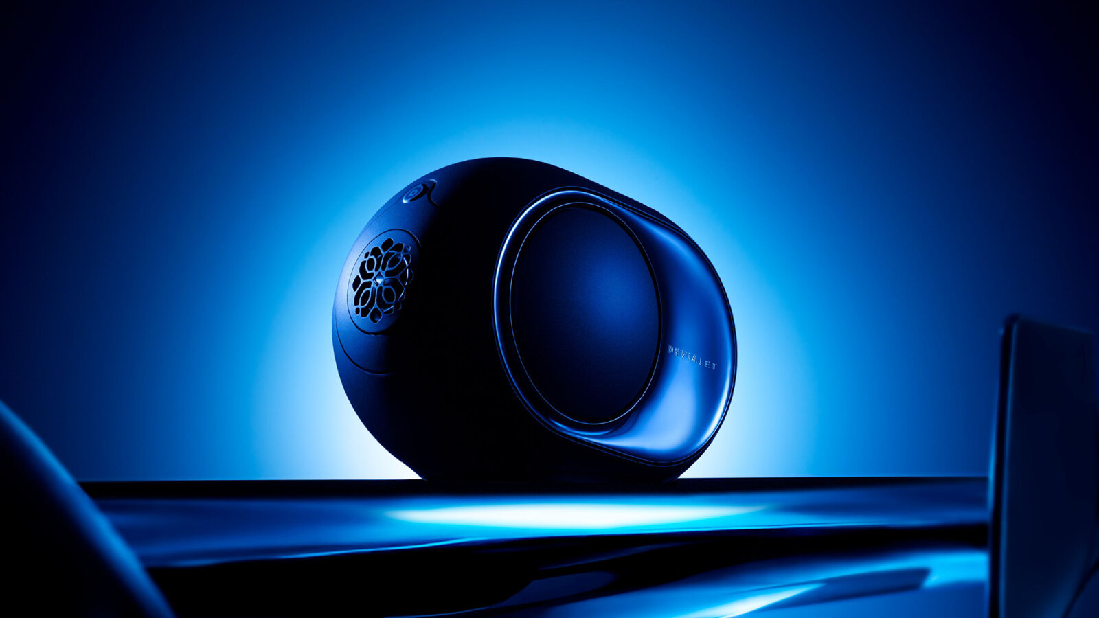 Devialet Phantom Ultimate in pulse blue