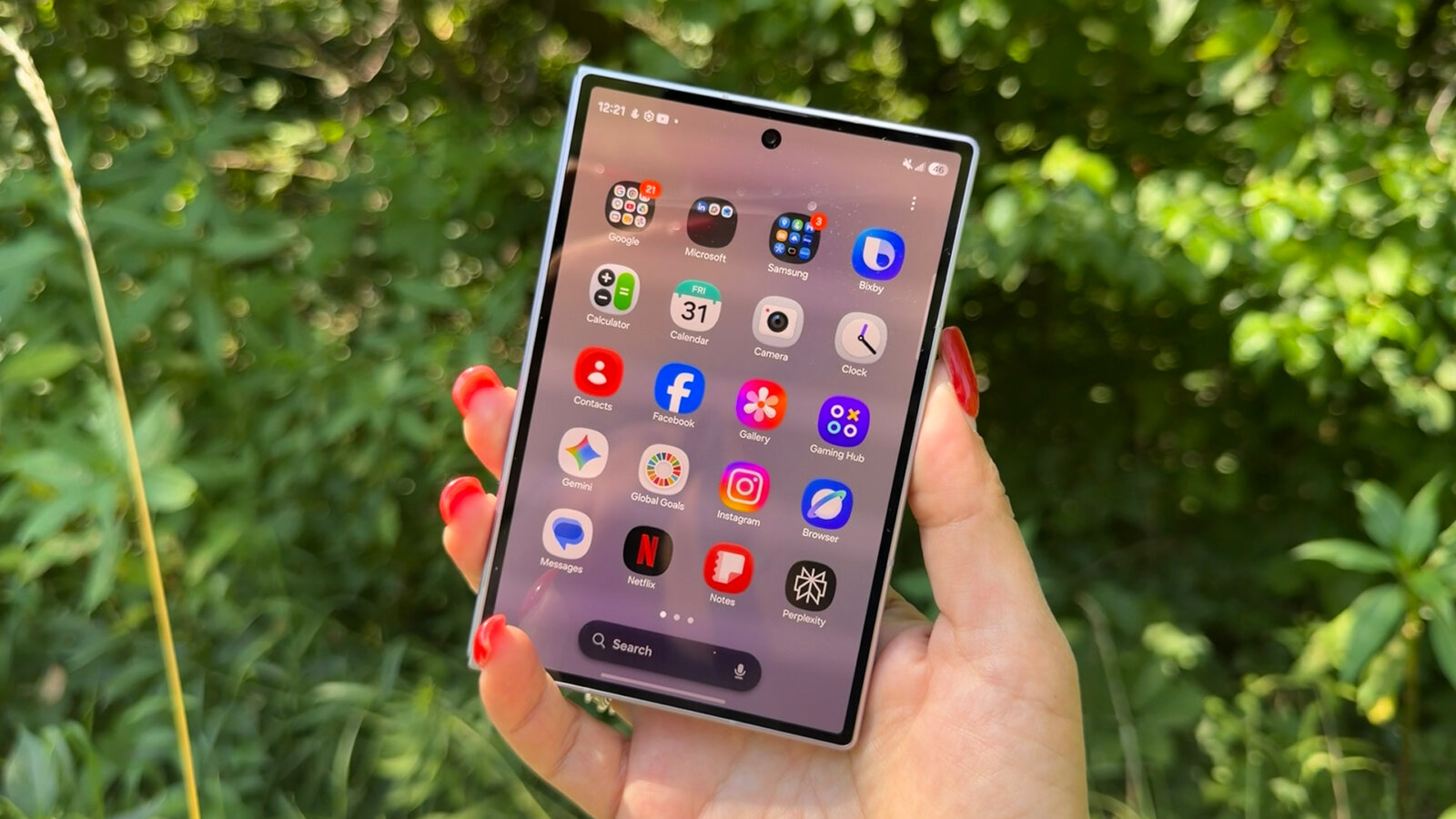 Samsung Galaxy Z Fold 8 closed icons outside