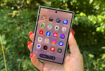 Samsung Galaxy Z Fold 8 closed icons outside