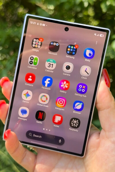 Samsung Galaxy Z Fold 8 closed icons outside